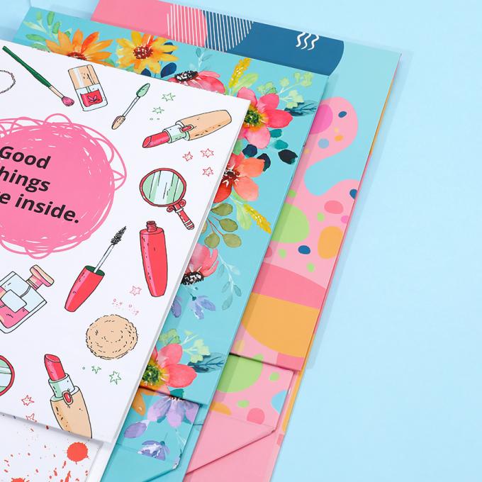 Boîte d'emballage en carton à fermeture magnétique en papier rose de conception unique pour vêtements cadeaux 10
